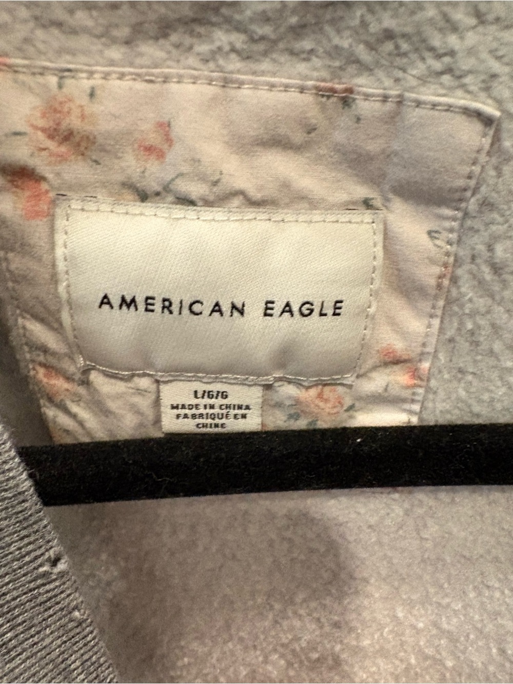 🩵American Eagle Outfitters Heather Gray Crewneck Sweatshirt with Red Graphic - Picture 2 of 2